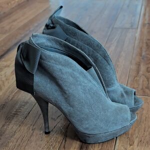 Vera Wang Royce Platform Gray Peep-Toe Bow Heels